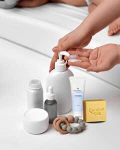 תמונה של אישה שמה קרם על היד וכן קרם אסקולן וסבון של אסקולן