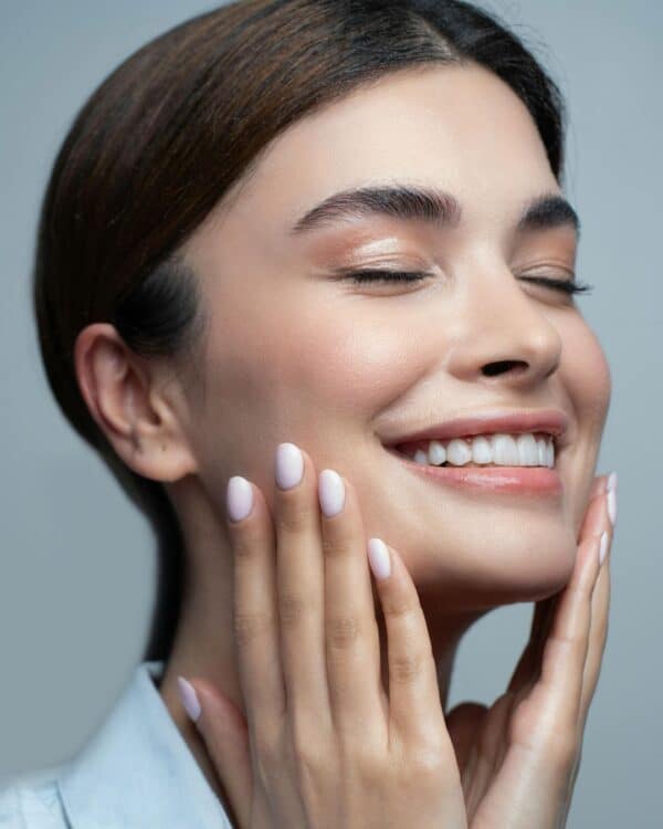 אישה שמחה עם עור קורן